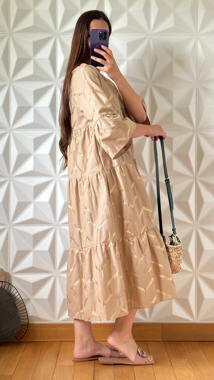 Robe mi-longue à manches volantée avec broderie en fil doré - Beige