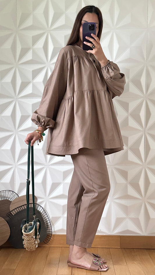 Ensemble Pantalon fuselé et Blouse trapèze à manches bouffantes - Camel