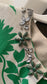 Geknöpftes Kleid mit Rüschen und Perlenverzierungen - Flowers Green 